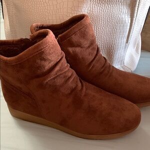 SOUL Naturalizer Brown Ankle Boots with Suede Texture